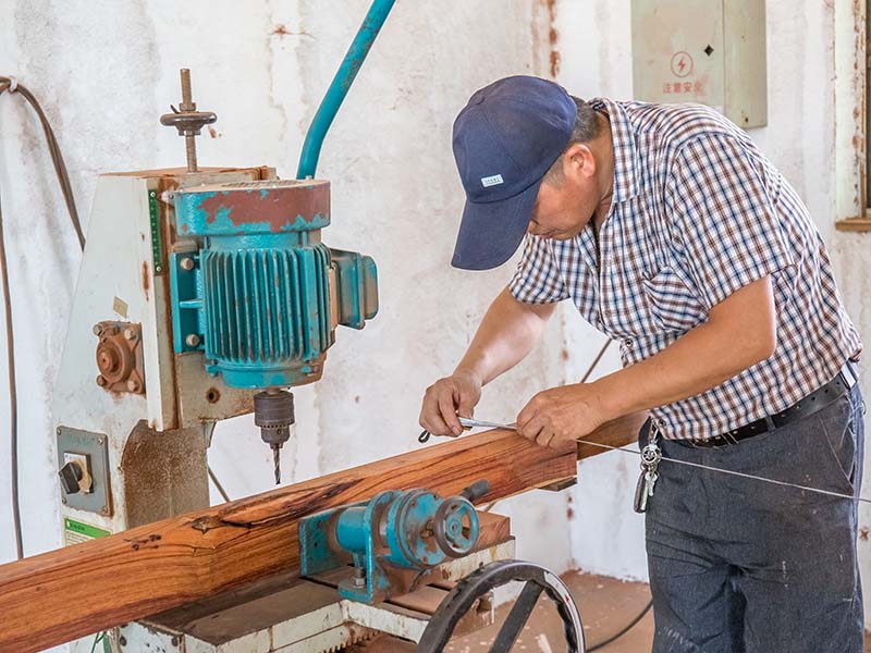 扶绥楼梯地板柜门的油漆修复-10