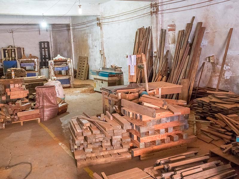 扶绥楼梯地板柜门的油漆修复-09